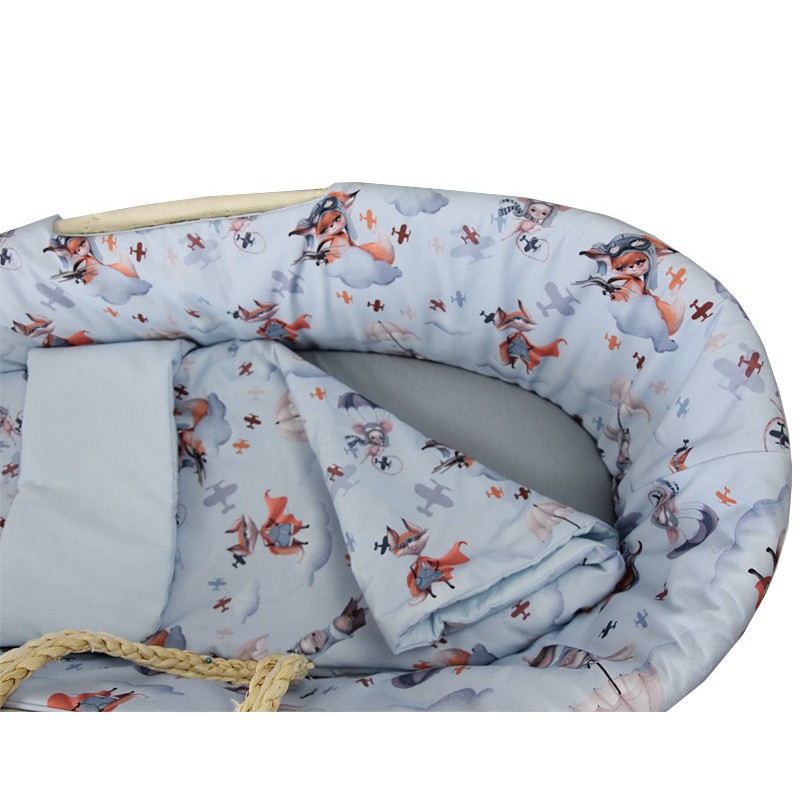 Moses basket with basket stand and equipment Moses basket with basket stand and equipment