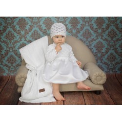 Robe blanche et chapeau pour le baptême