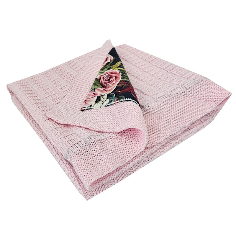 Kocyk z podszyciem FUTERKOWYM BLACK ROSES/PINK Kocyk z podszyciem FUTERKOWYM BLACK ROSES/PINK
